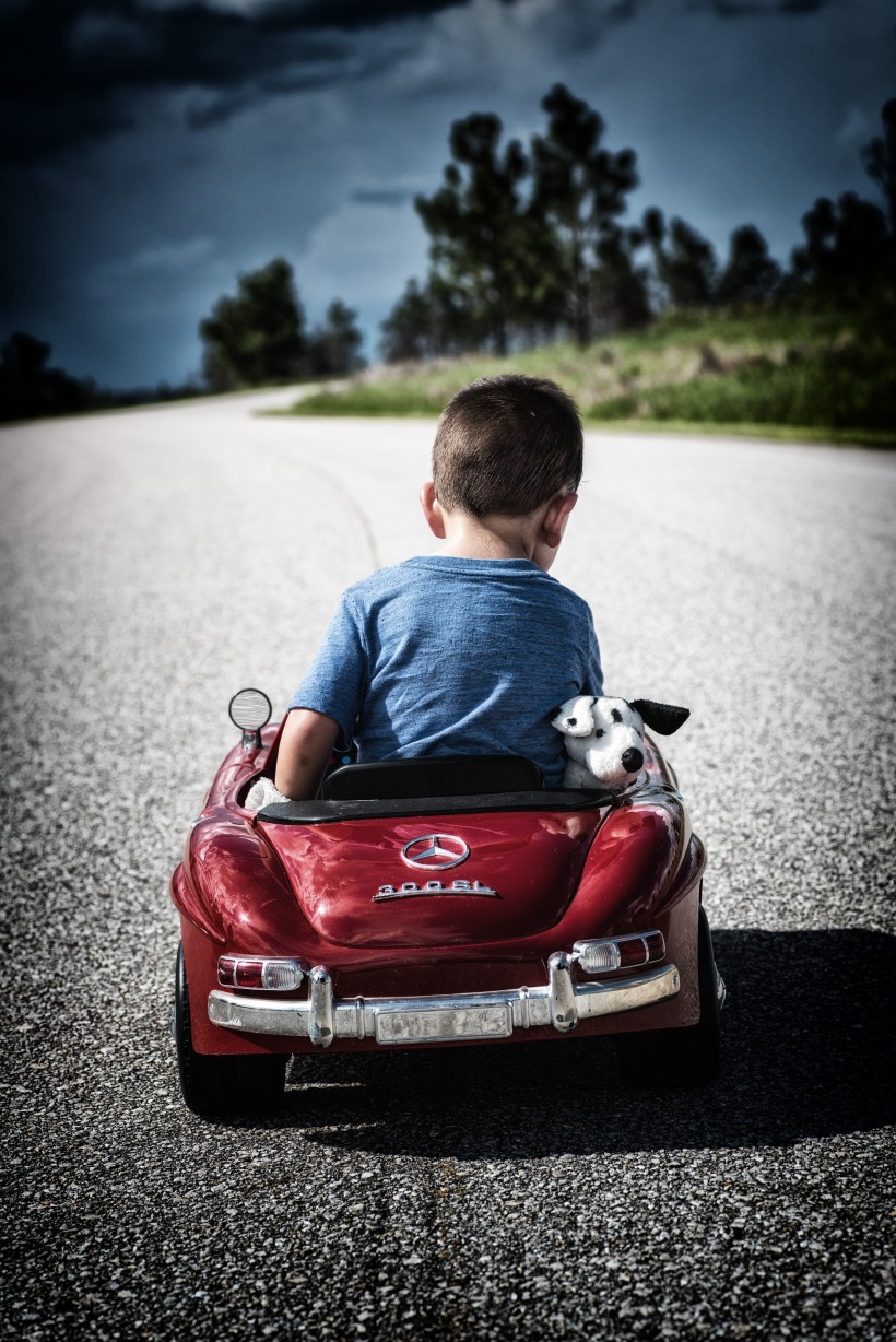 Thompson in car facing away SpecFx